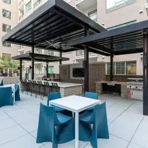 Pool_Grill_Area_Seating_at_1810_Main_Apartments_in_Houston_TX