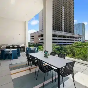 Social_Terrace_Long_Table_at_1810_Main_Apartments_in_Houston_TX